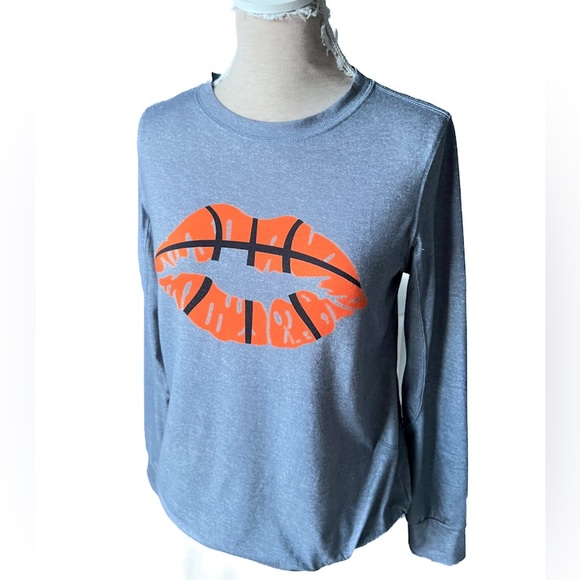 Basketball Lips Print Gray Shirt - Picture 3 of 6